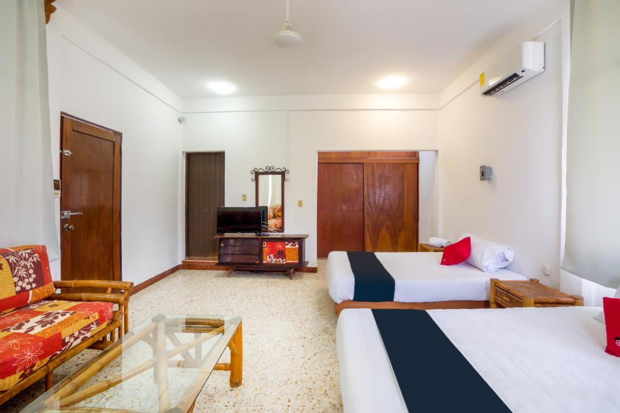 Hotel Adelita Сиуатанехо Екстериор снимка